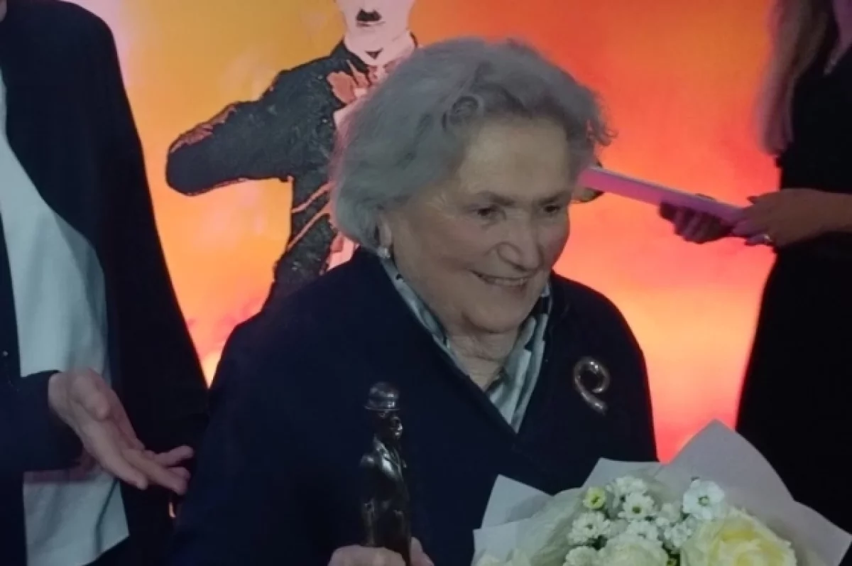 95 лет, а она в строю! Миронов, Верник и Золотовицкий встали на колени