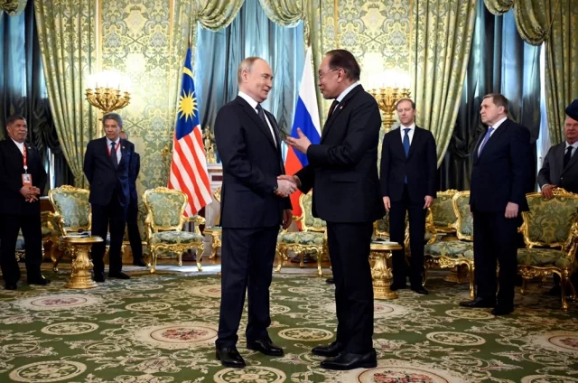 Президент России Владимир Путин встречается с премьер-министром Малайзии Анваром Ибрагимом.