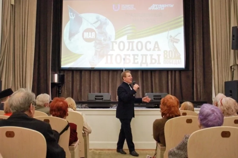 Заслуженный артист России Иван Беседин спел несколько любимых военных песен.