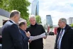 Мэр внимательно проверил документацию и уточнил сроки завершения проекта. Стадион должен быть сдан в 2025 году.