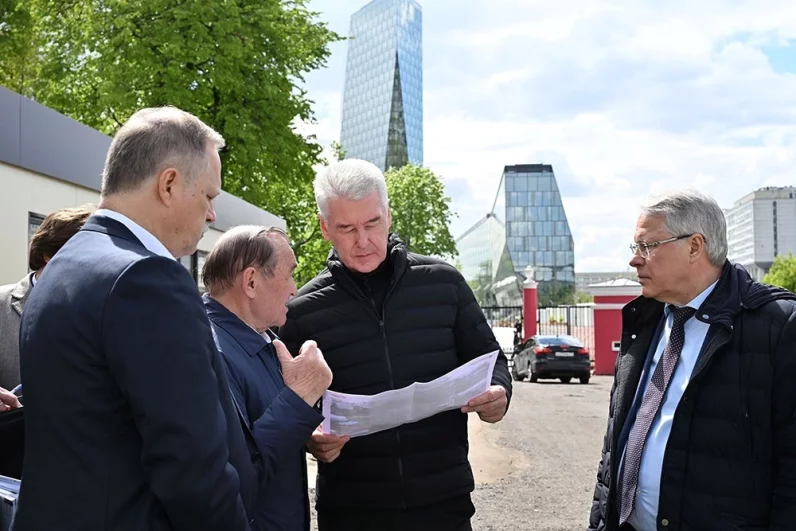 Мэр внимательно проверил документацию и уточнил сроки завершения проекта. Стадион должен быть сдан в 2025 году.