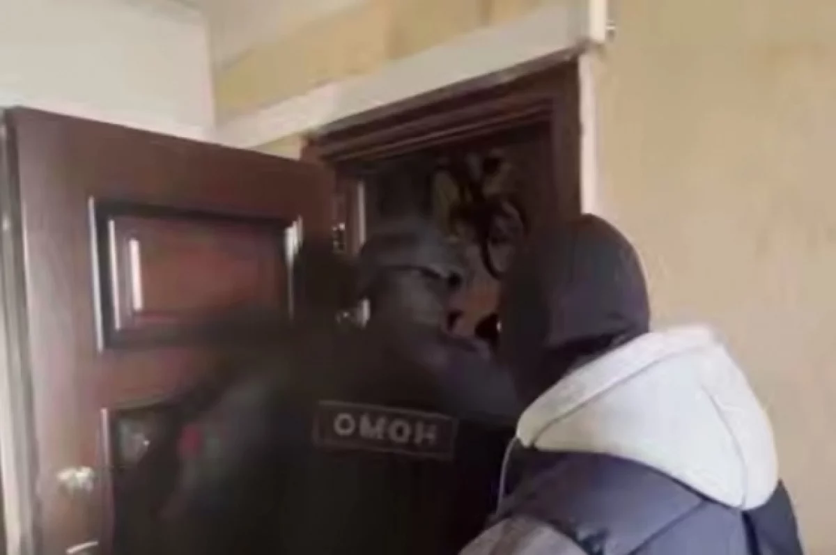 Появилось видео задержания подозреваемых в подготовке нападений на школы