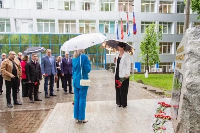 Ветераны СВО и сотрудники университета возложили цветы к Мемориалу памяти преподавателям и студентам вуза, погибшим в Великой Отечественной войне.