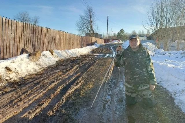 Дорога настолько разбита, что на инвалидном кресле передвигаться невозможно. Анатолий берет палки и ползет на коленях. 