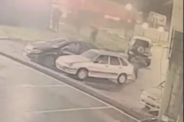 Нападавший стрелял в людей, которые находились у машин, припаркованных у автомойки.