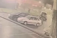 Нападавший стрелял в людей, которые находились у машин, припаркованных у автомойки.