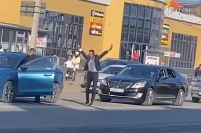 Видеозапись с танцующими мужчинами появилась в соцсетях. 