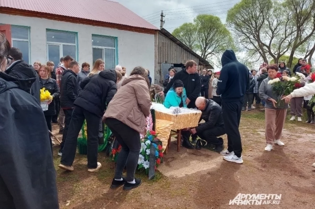Мать и сестры погибшей на заборе в Перми бились в истерике на похоронах