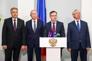 Помощник президента РФ Владимир Мединский (в центре) на пресс-конференции в Стамбуле.