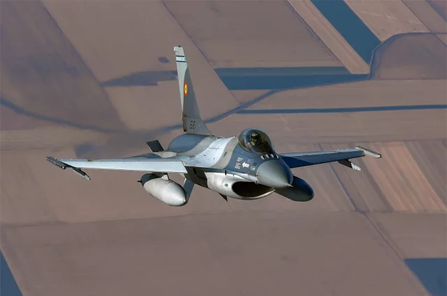F-16.