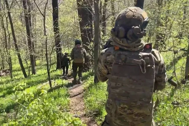 О ситуации в районе Кременского леса военные эксперты говорят как об очень напряженной, с большим количеством мелких и ожесточенных боестолкновений.