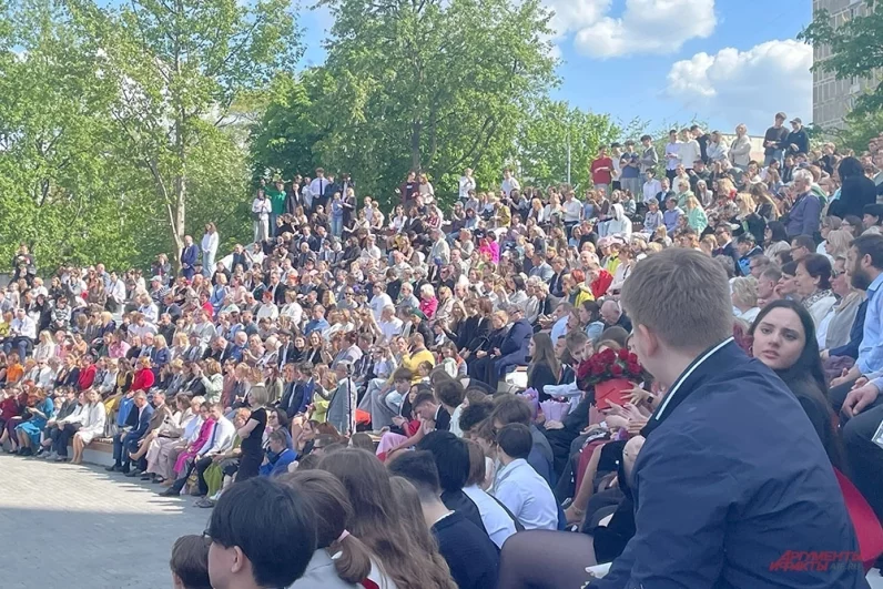 Последний звонок в ГБОУ школе №17 на Коньковских прудах в ЮЗАО.