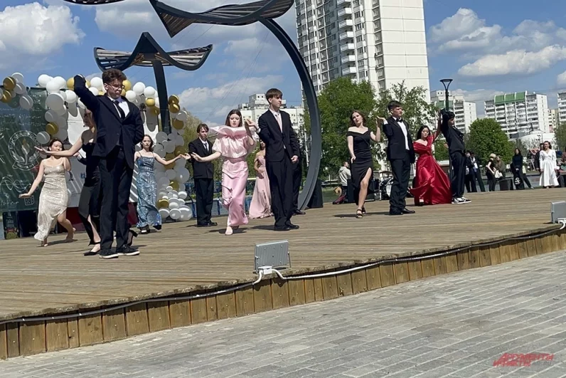 Последний звонок в ГБОУ школе №17 на Коньковских прудах в ЮЗАО.