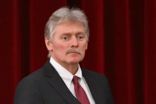Песков назвал возможной встречу Путина и Зеленского, однако она должна пройти после того, как делегации достигнут определенных договоренностей.