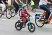 Юный участник Московского весеннего велофестиваля на Садовом кольце в Москве.