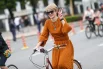 Участнца Московского весеннего велофестиваля на Садовом кольце в Москве.