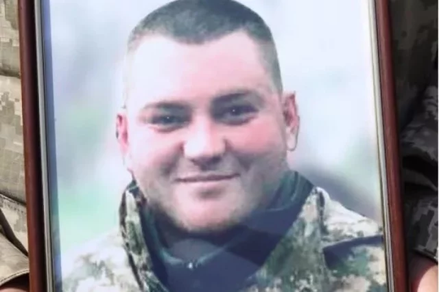 Чадюк был крайне амбициозным — сначала он выучился на плиточника, а потом кардинально изменил направление и стал учиться на пилота вертолета.