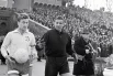 Капитан московской футбольной команды «Динамо» Эдуард Мудрик (слева) и вратарь Лев Яшин (справа).