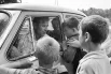 Вратарь московской команды «Динамо» Лев Яшин (в машине) разговаривает с юными поклонниками.