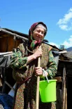 К прибытию гостей Агафья Лыкова принарядилась в более яркий наряд.