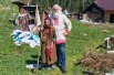Агафья Лыкова с духовным отцом, иереем Игорем Мыльниковым.