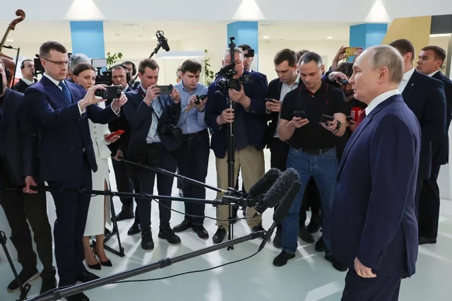 19 мая 2025. Президент РФ Владимир Путин выступает перед журналистами в образовательном центре "Сириус" после телефонного разговора с президентом США Дональдом Трампом.