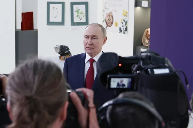 Владимир Путин сразу после телефонного разговора с Трампом вышел к прессе. Беседа состоялась в музыкальной школе «Сириус» в Сочи, но связи по «красной линии» музыка не мешала.