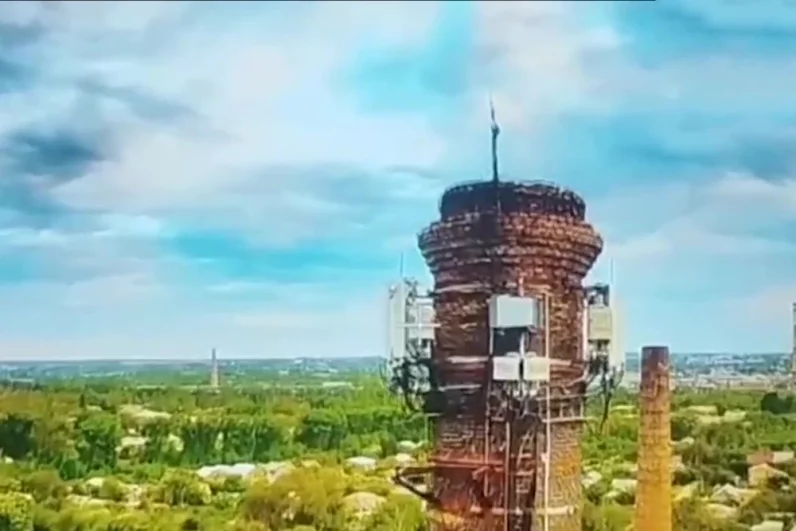 Операторы FPV-дронов обнаружили и уничтожили сразу несколько антенн различного типа.