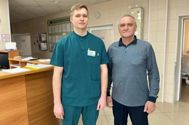 Лечащий врач Валентин Тропин (слева) и пациент Сергей Федоров (справа)