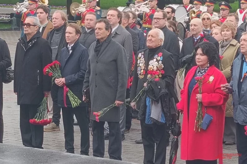 Церемония возложения венка и цветов к Могиле Неизвестного Солдата.