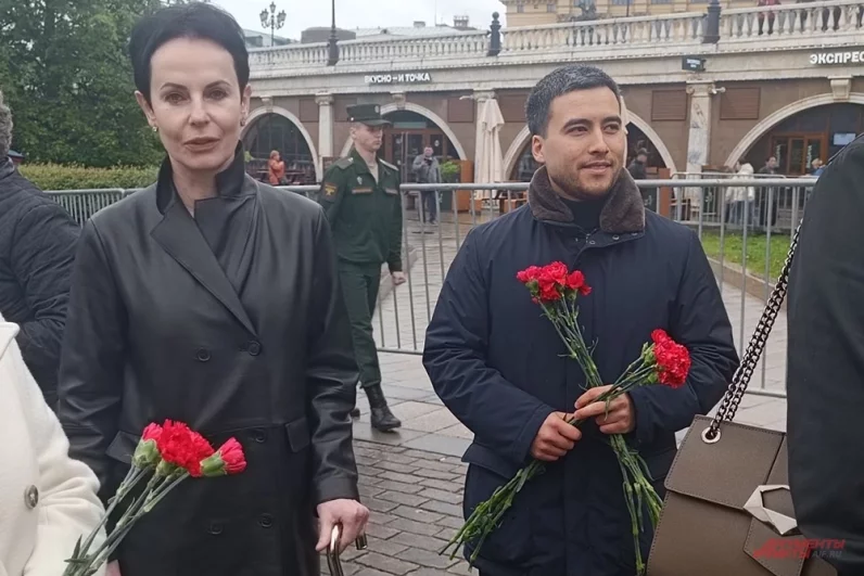 Актриса Ирина Апексимова (слева) во время церемонии возложения венка и цветов к Могиле Неизвестного Солдата.