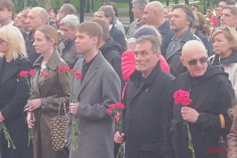 Церемония возложения венка и цветов к Могиле Неизвестного Солдата.