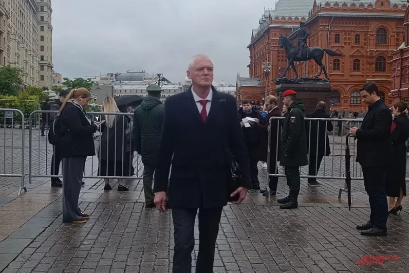 Церемония возложения венка и цветов к Могиле Неизвестного Солдата.