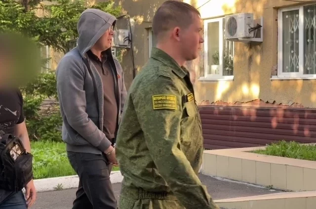 За деньги и дорогие подарки инспекторы закрывали глаза на нарушения промбезопасности, как считают в СК.