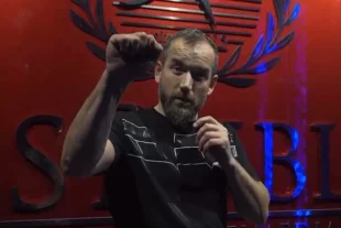 В последнее время певец был мрачным.