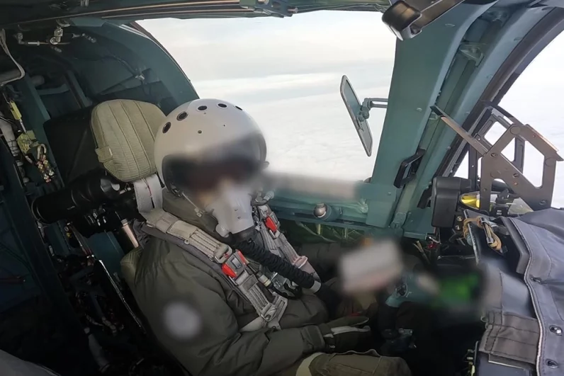 Экипаж истребителя-бомбардировщика Су-34 Воздушно-космических сил нанес удар по пункту временной дислокации подразделения ВСУ.