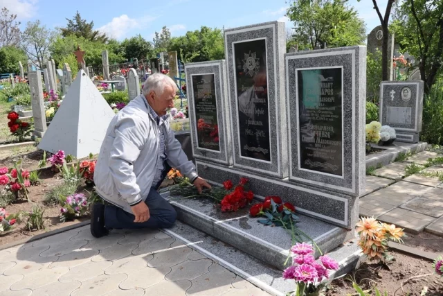 Поисковик надеется, что все шесть фамилий будут на граните.