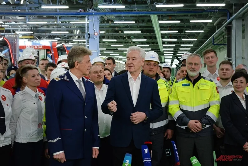 Мэр еще раз поздравил сотрудников московского метрополитена с юбилеем и отметил, что столичное метро – лучшее в мире по многим параметрам.