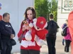 Девушки и дети приходят с плюшевыми игрушками на арену. 