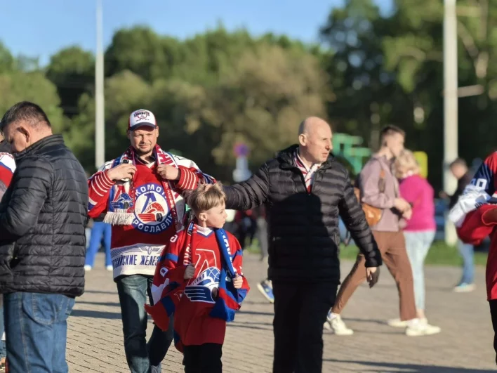 На хоккей в Ярославле ходят семьями. 