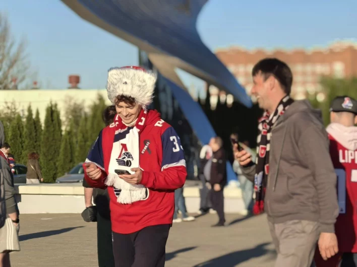 Почти все болельщики — в атрибутике клуба. 