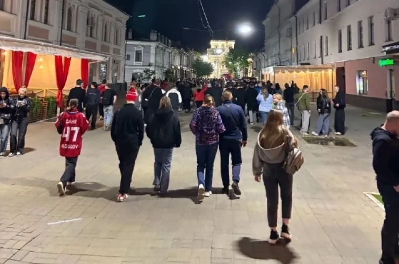 В центре города невероятно шумно. Ярославцы скандируют кричалки. 