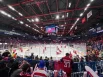 Спортсмены разминались перед матчем при зрителях. 