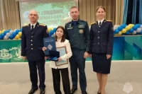 Награду вручили представители МЧС России и Следственного комитета по Югре.