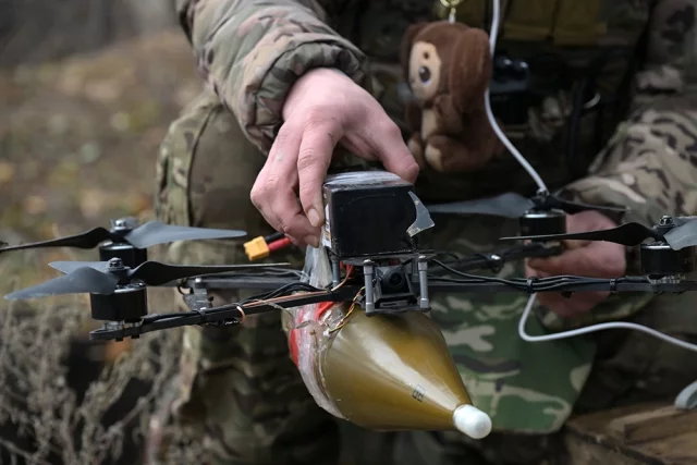 Оператор FPV-дрона готовится к вылету в зоне специальной военной операции.