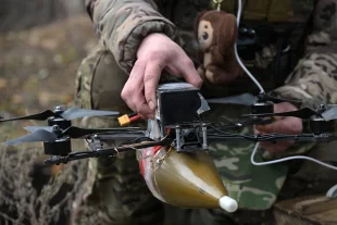 Оператор FPV-дрона готовится к вылету в зоне специальной военной операции.