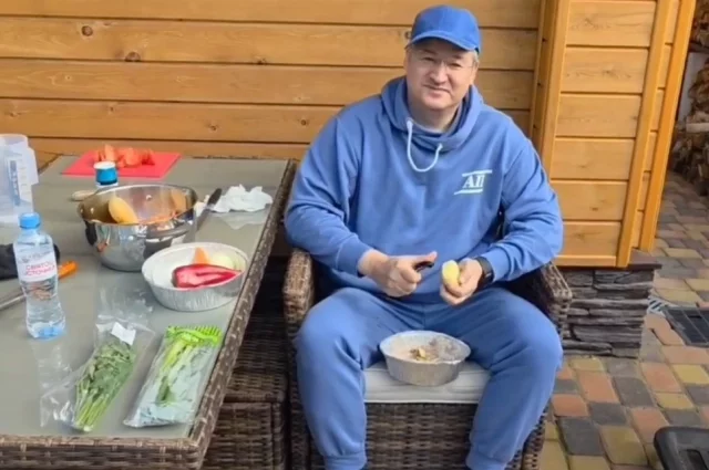 Председатель правительства Андрей Панов выложил видео, как проводит выходные: варит шурпу в загородном доме.