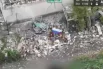 Военнослужащий ВС России с российским флагом в Отрадном.
