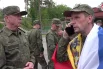 Вернувшиеся с подконтрольной Киеву территории российские военнослужащие созвонились с родными. На фото слева - заместитель Министра обороны РФ генерал-полковник Александр Фомин