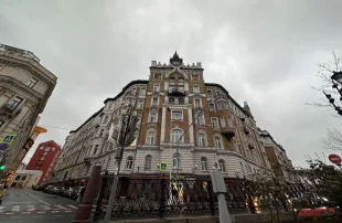 177-метровая квартира расположена на Чистых прудах, в знаменитом доме страхового общества «Россия».